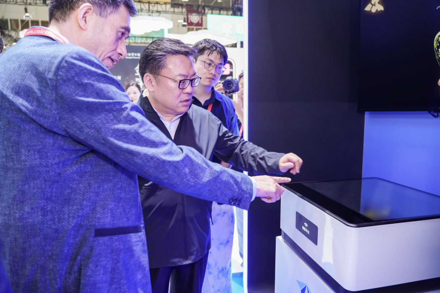 无介质全息+文化｜像航被上海市宣传部长点赞！